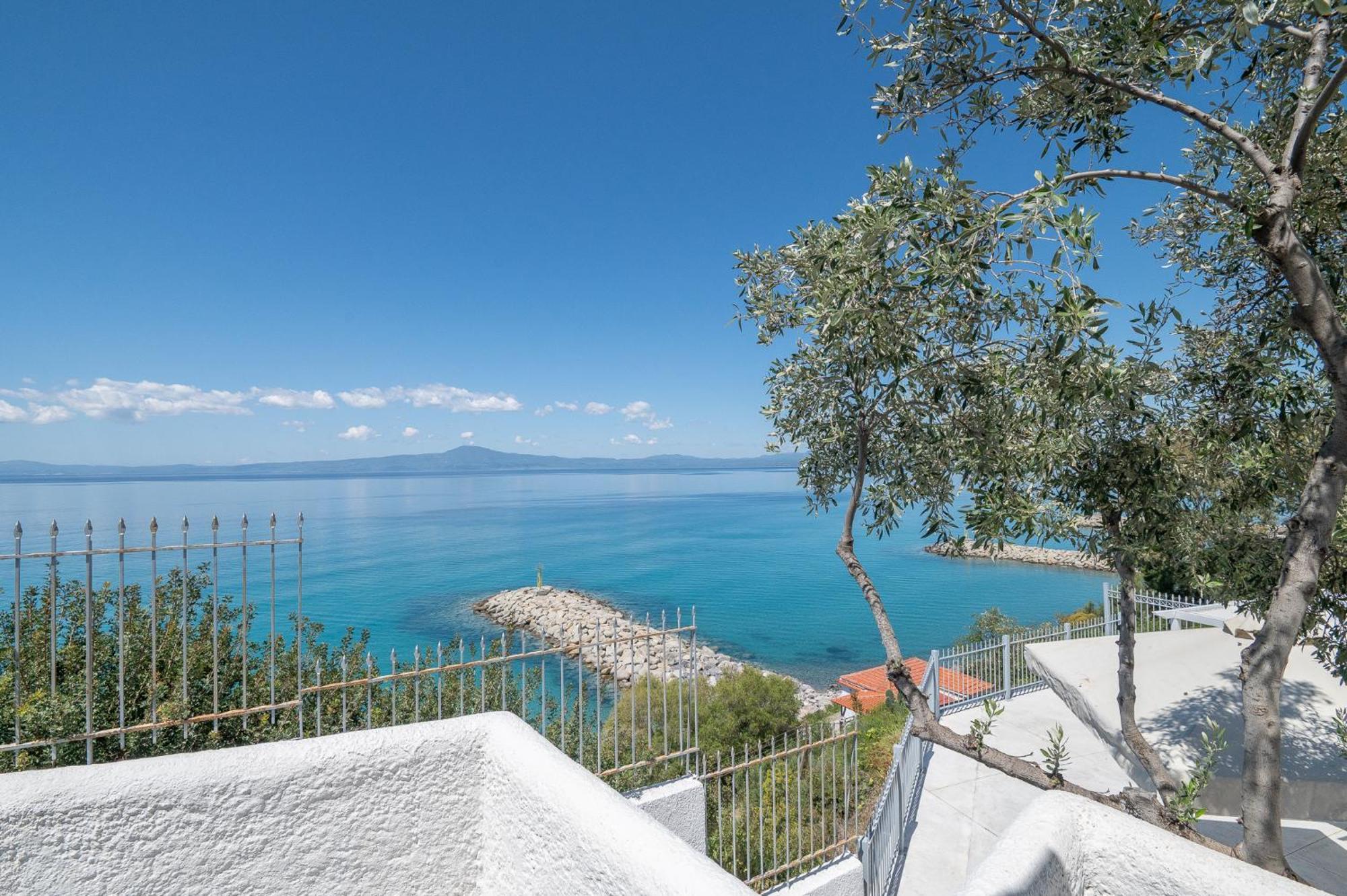 Pouletis Family Apartments - Akroyali Seaview Getaways Kalamata Eksteriør billede
