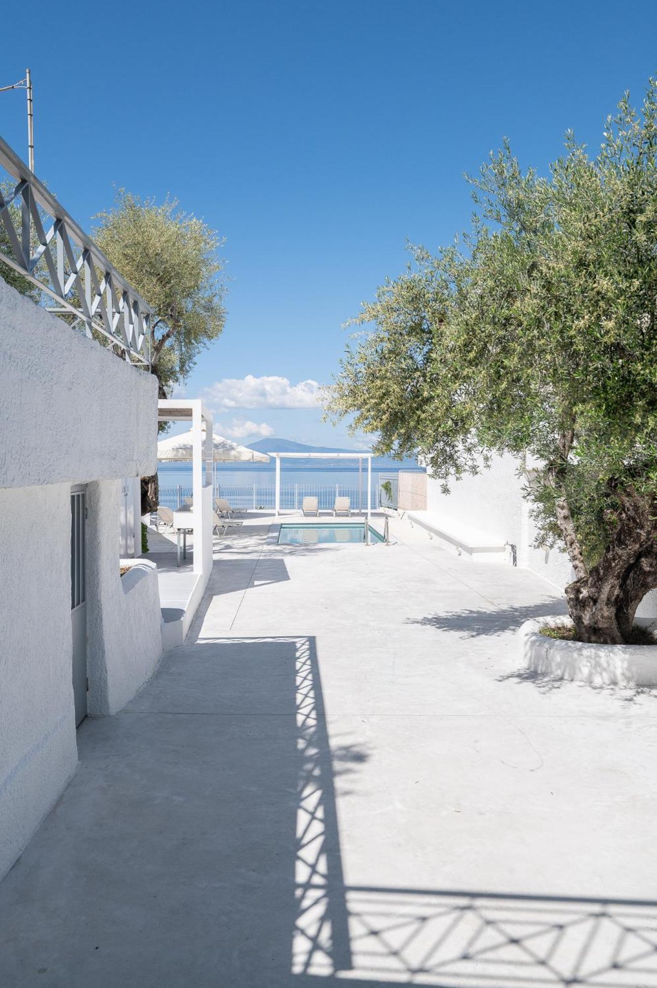 Pouletis Family Apartments - Akroyali Seaview Getaways Kalamata Eksteriør billede