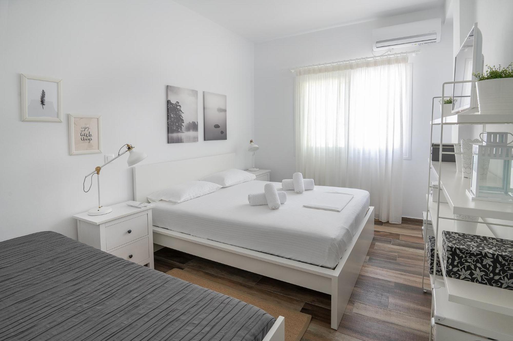 Pouletis Family Apartments - Akroyali Seaview Getaways Kalamata Eksteriør billede