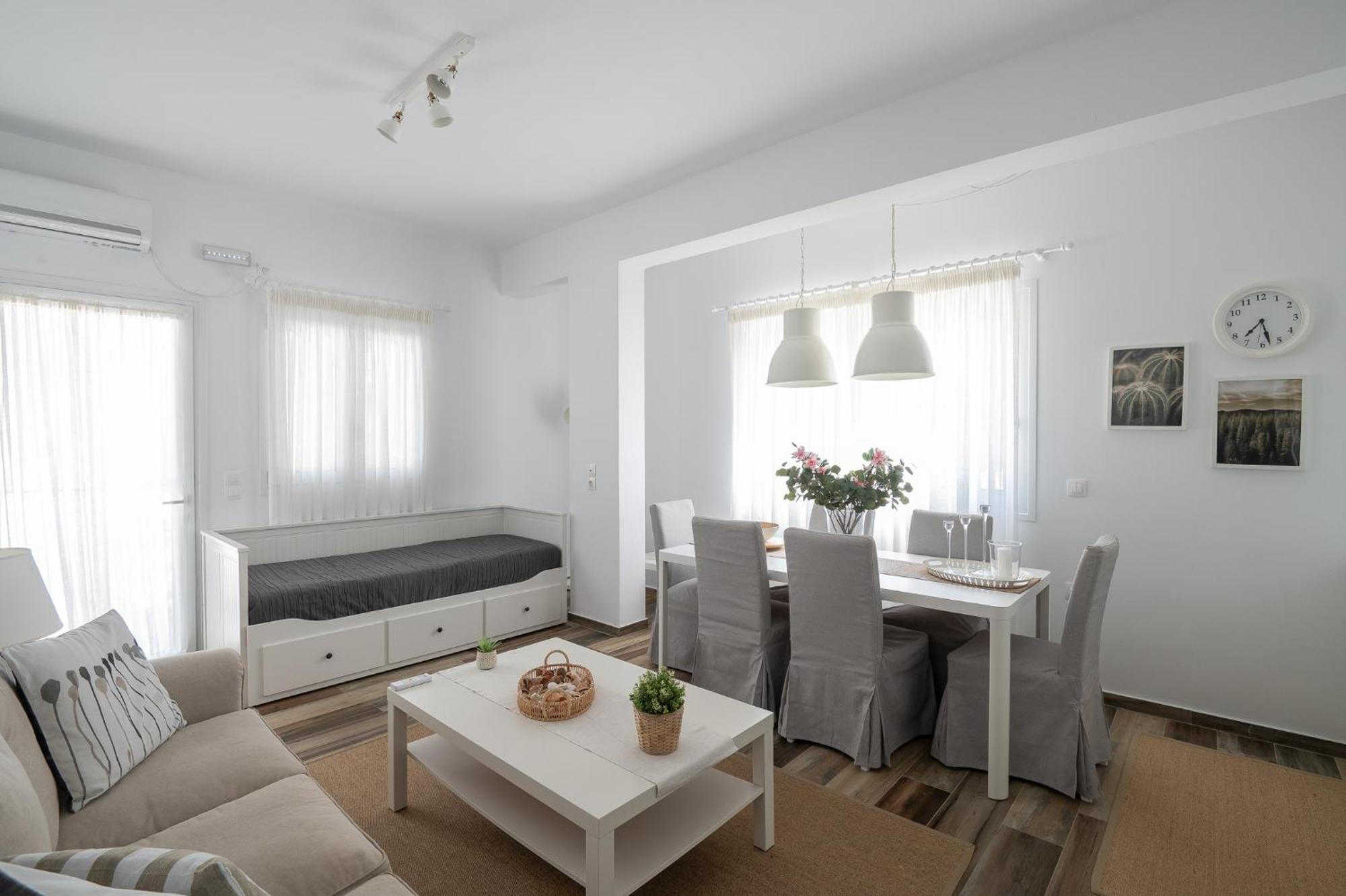 Pouletis Family Apartments - Akroyali Seaview Getaways Kalamata Eksteriør billede
