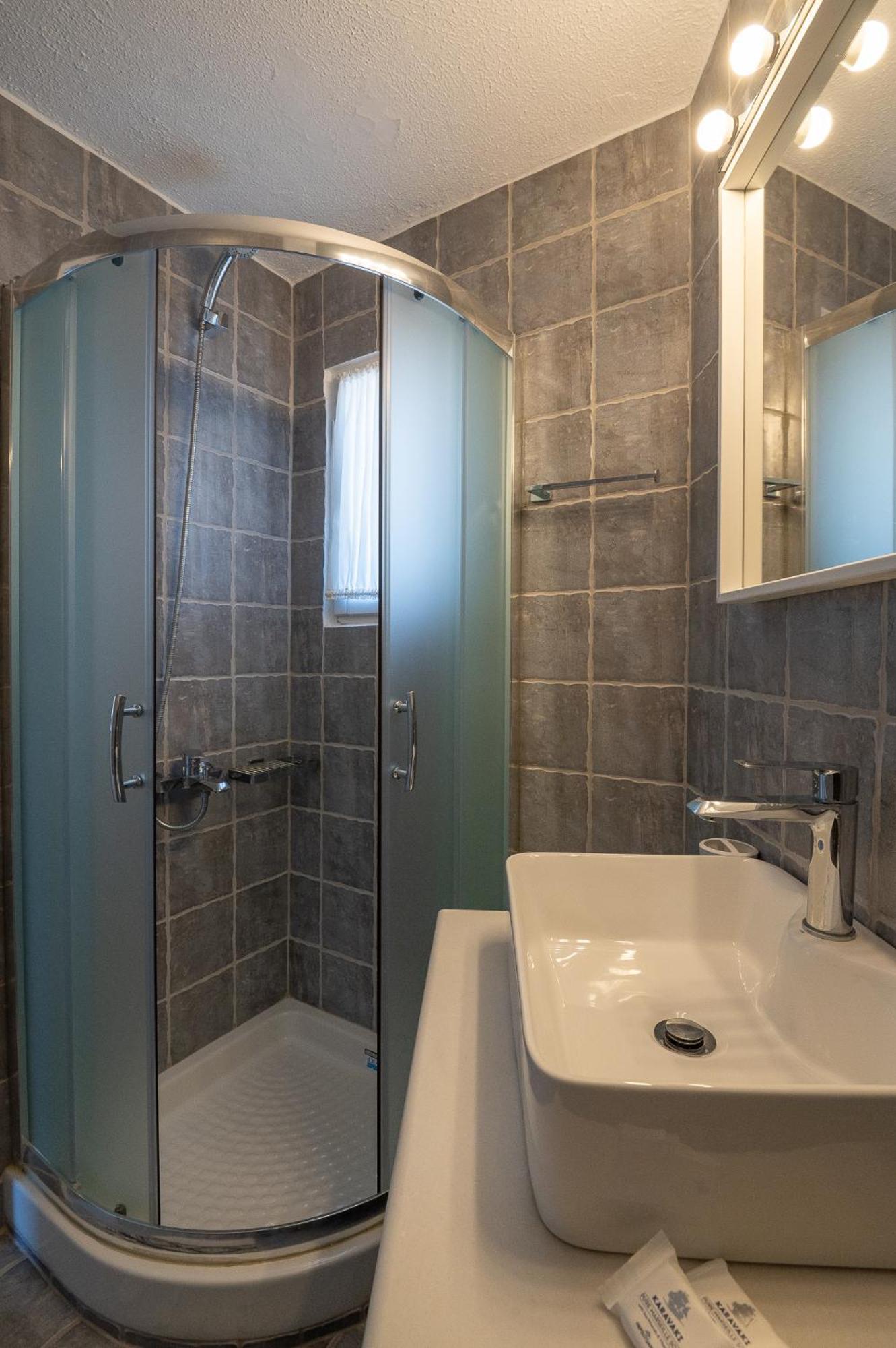 Pouletis Family Apartments - Akroyali Seaview Getaways Kalamata Eksteriør billede