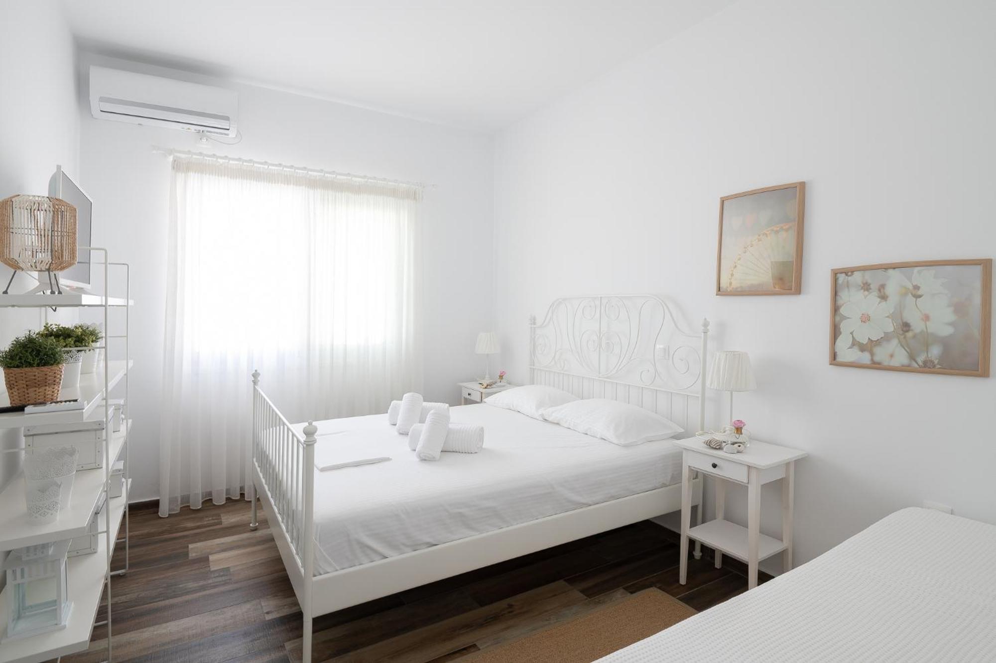 Pouletis Family Apartments - Akroyali Seaview Getaways Kalamata Værelse billede