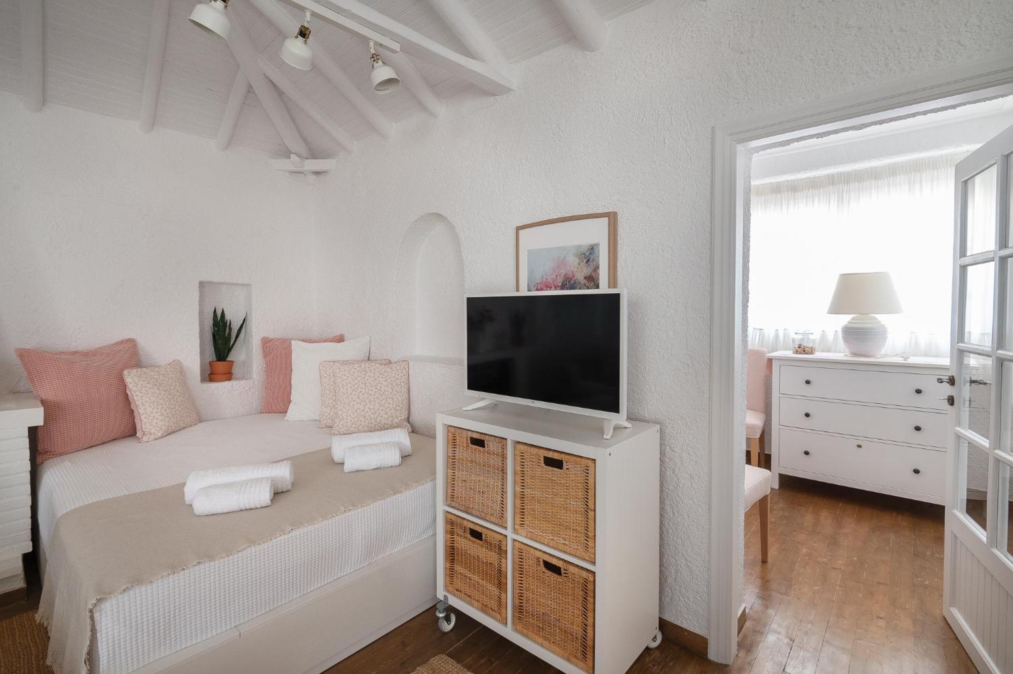 Pouletis Family Apartments - Akroyali Seaview Getaways Kalamata Værelse billede