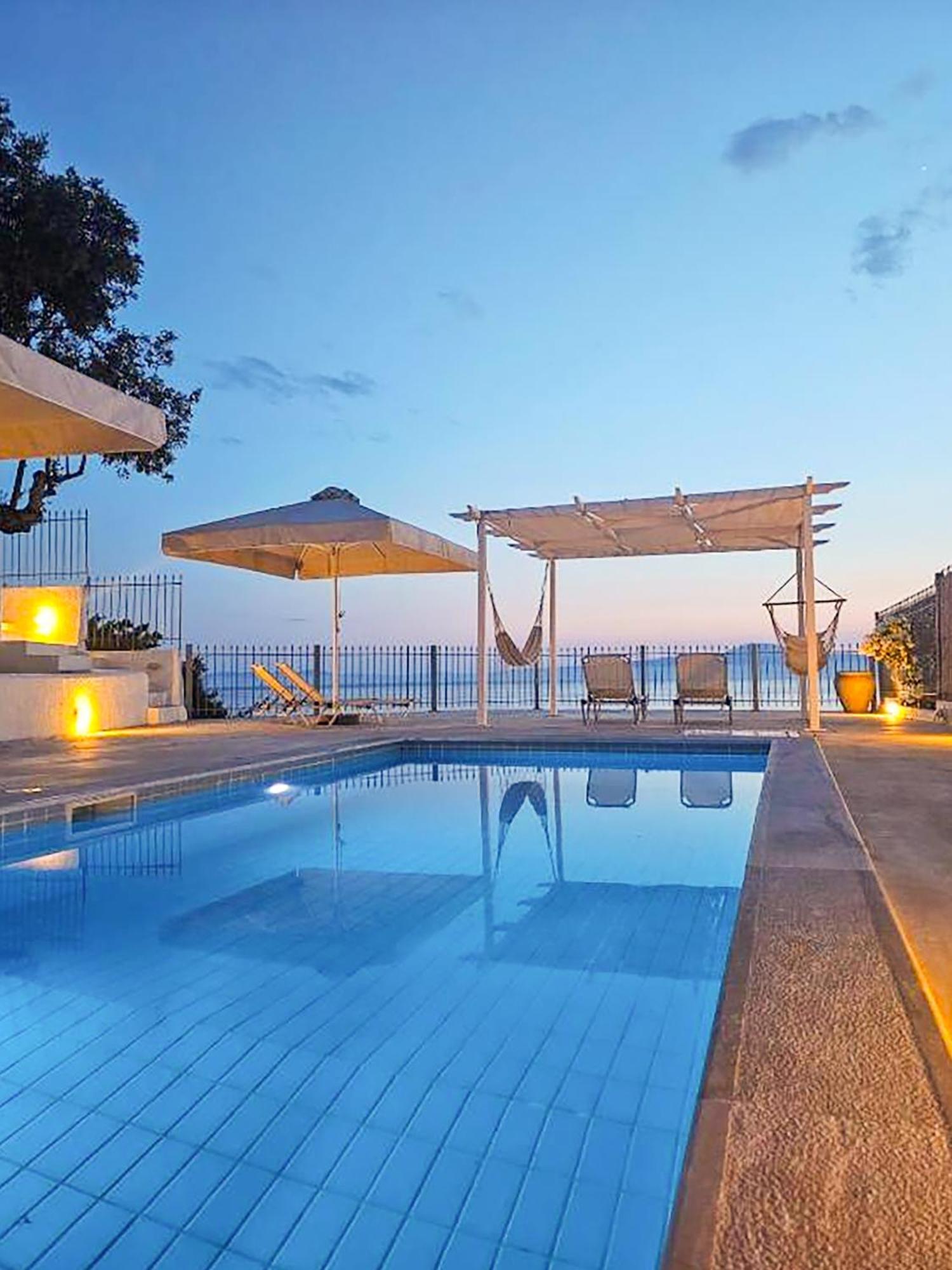 Pouletis Family Apartments - Akroyali Seaview Getaways Kalamata Eksteriør billede