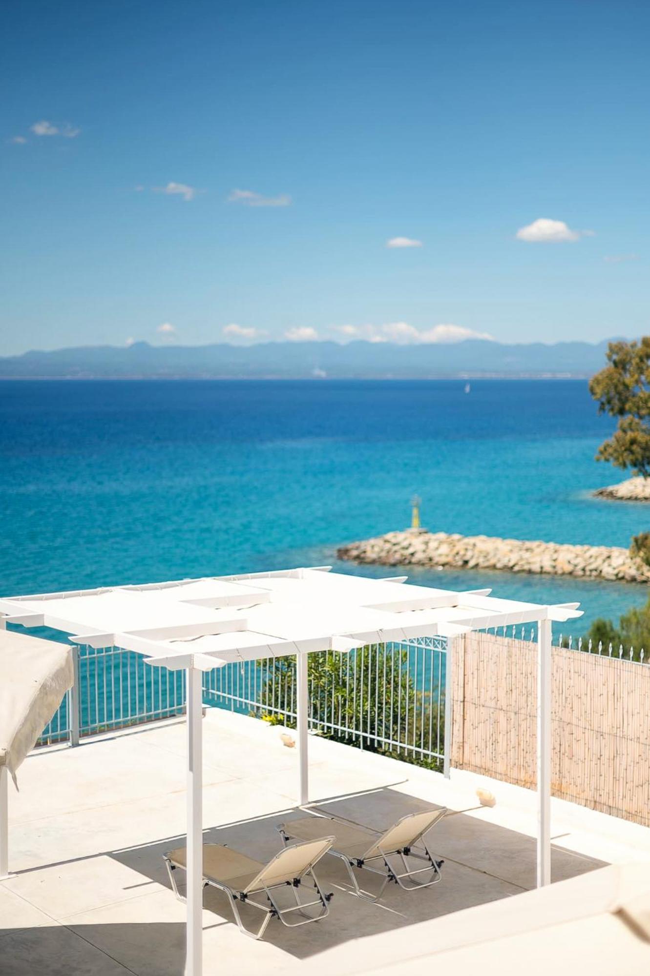 Pouletis Family Apartments - Akroyali Seaview Getaways Kalamata Eksteriør billede